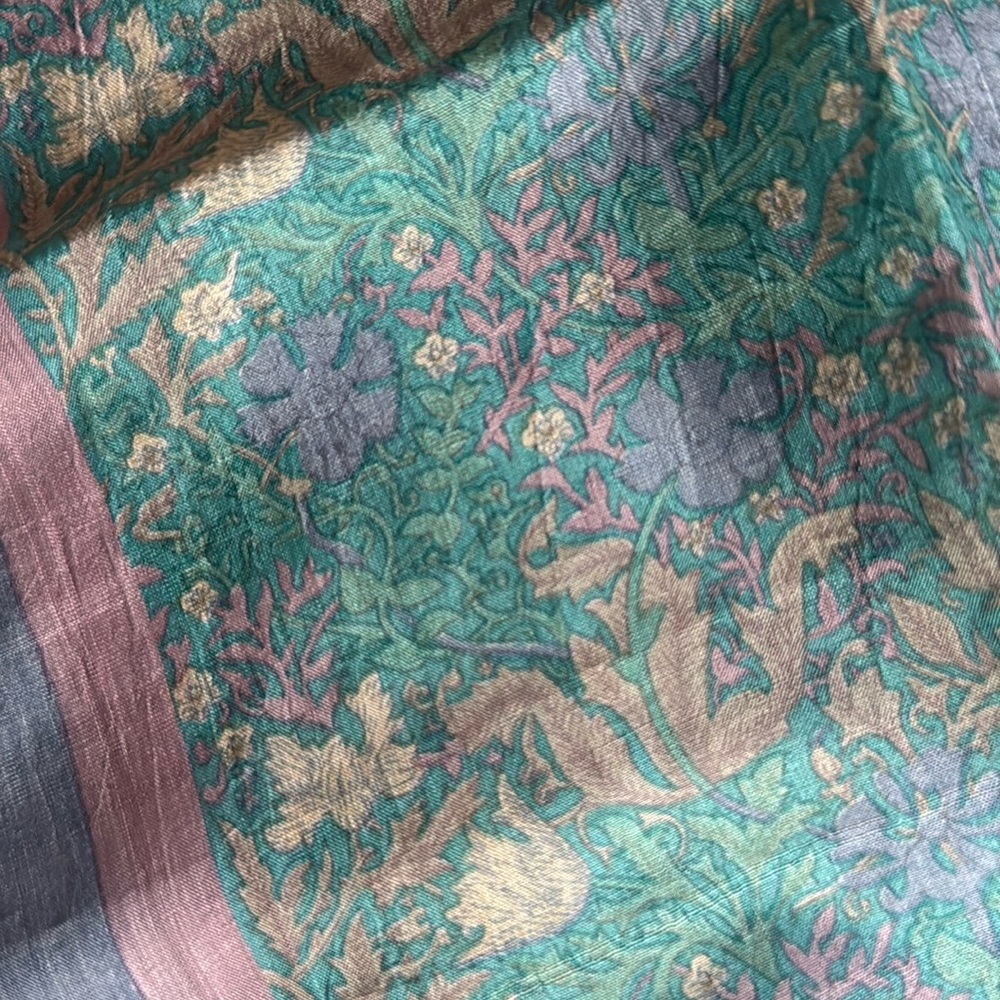 Pretty vintage scarf - 100% silk